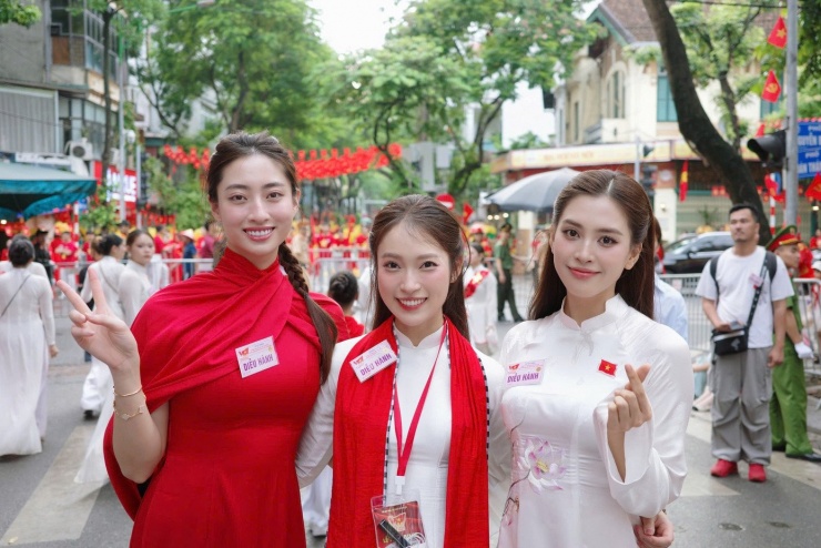 Khoảnh khắc MC Khánh Vy (giữa) đọ sắc cùng Miss World Vietnam 2019 Lương Thùy Linh và Hoa hậu Việt Nam 2018 Tiểu Vy.