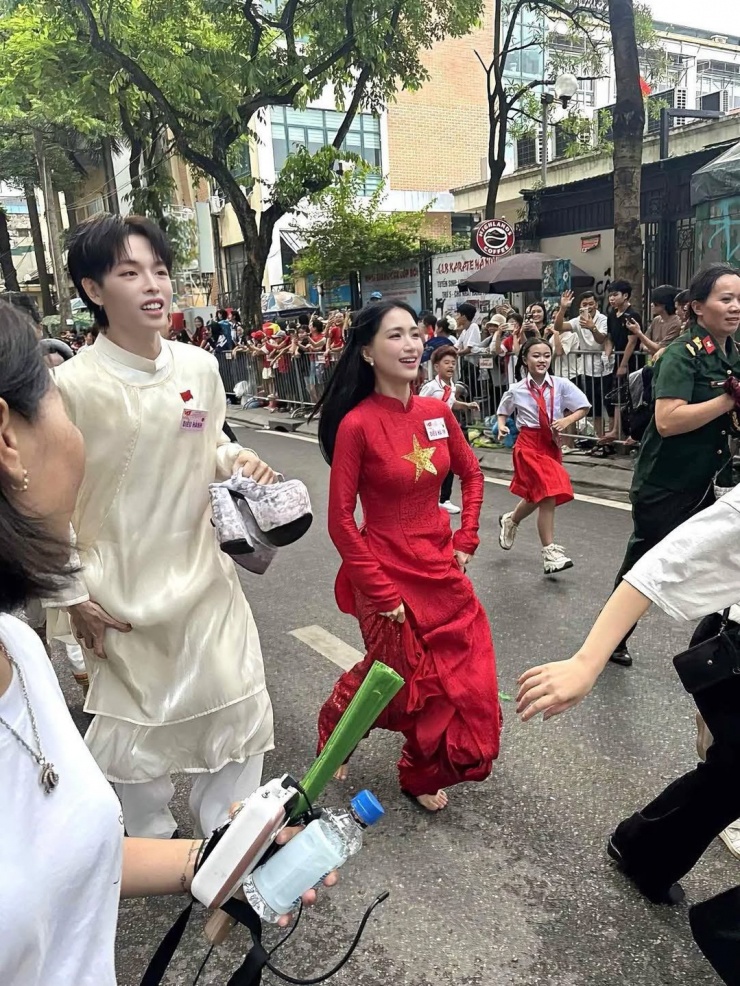 Bức ảnh Đức Phúc và Hòa Minzy "chạy giữa lòng dân" viral trên mạng xã hội.