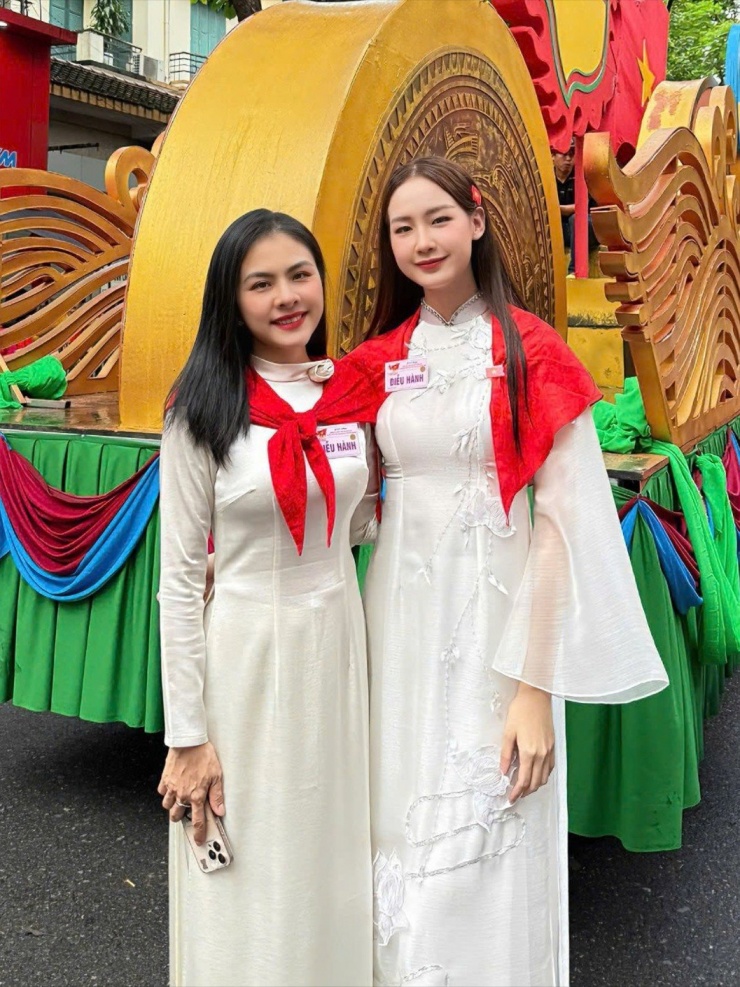 Diễn viên Vân Trang và Hoa hậu Lê Nguyễn Bảo Ngọc ton-sur-ton với áo dài trắng, khăn quàng đỏ tại buổi tổng duyệt. Bảo Ngọc nói cô có cảm xúc háo hức, rộn ràng chờ đến ngày lễ chính thức: "Tôi tự hào khi là một phần trong khối Văn hóa - Thể thao, lực lượng gìn giữ bản sắc dân tộc và nâng cao đời sống tinh thần cho người dân", cô chia sẻ.