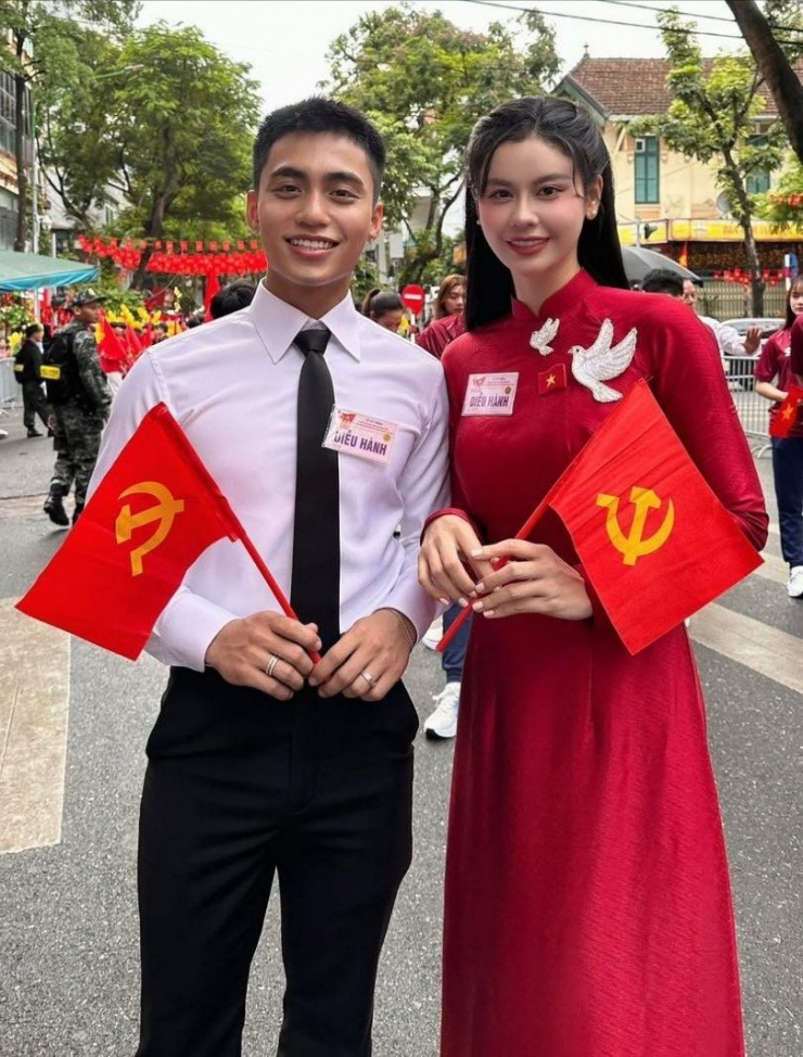 Ca sĩ MONO và Trương Quỳnh Anh mặc lịch sự, trang trọng khi tham gia tổng duyệt.