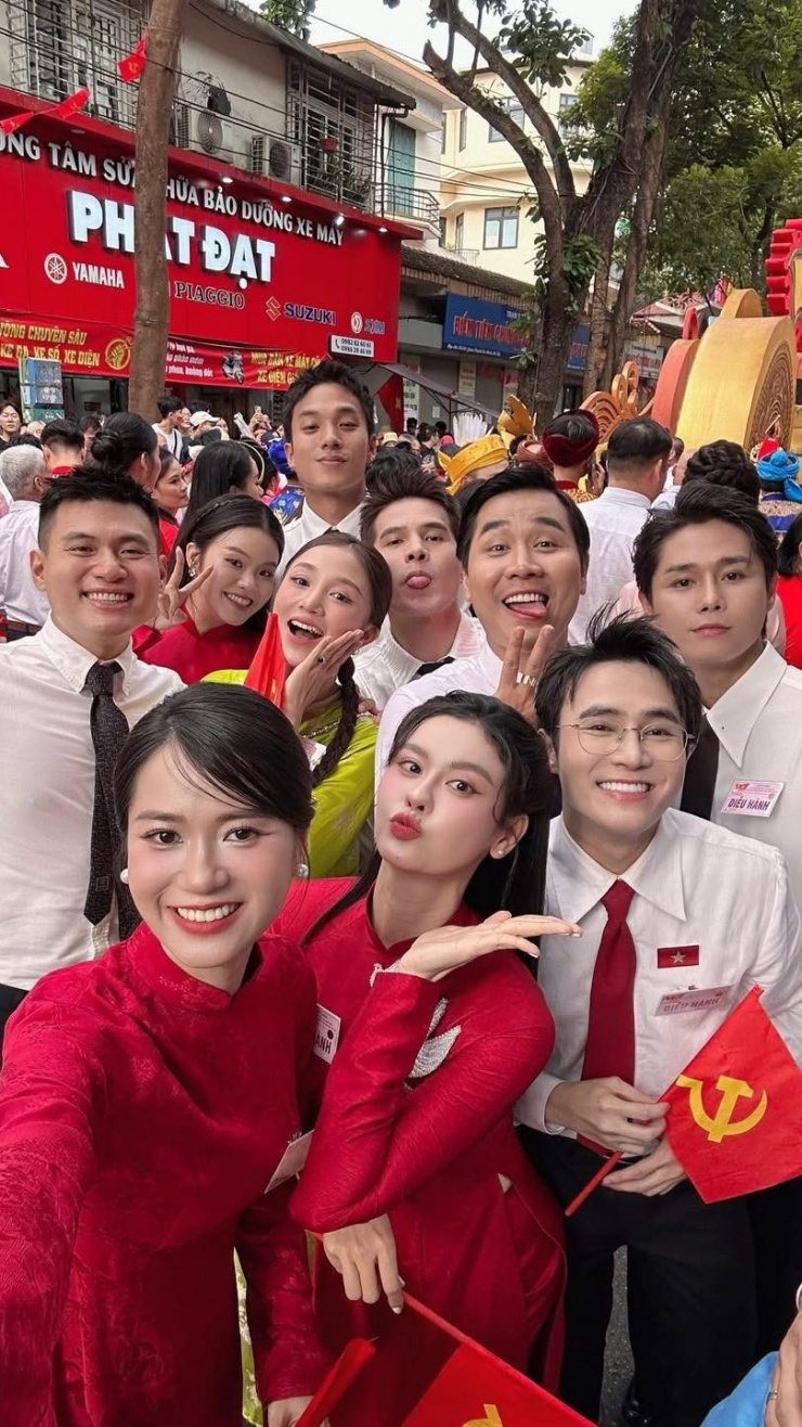 Dàn nghệ sĩ háo hức trong buổi tổng duyệt, trong ảnh gồm những nghệ sĩ như Lâm Vỹ Dạ, Trương Quỳnh Anh, Huỳnh Lập, Tăng Duy Tân, Quốc Thiên, Nguyên Khang...