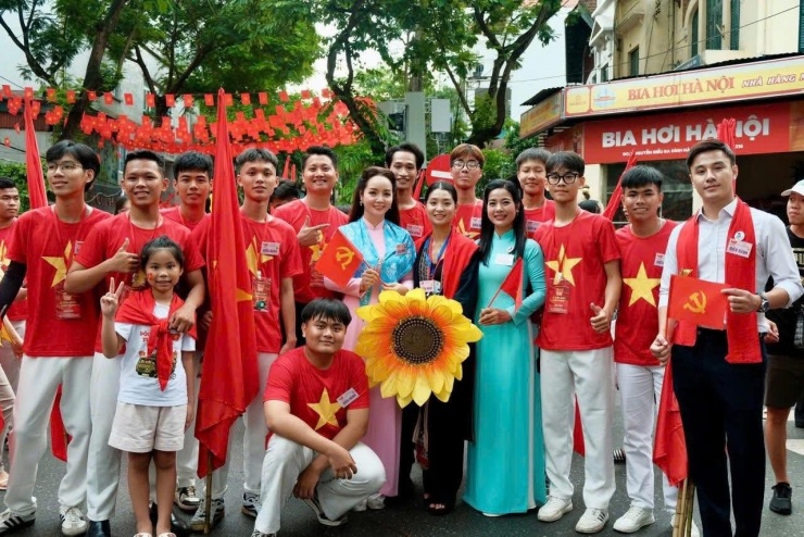 Mai Thu Huyền (áo dài hồng, khăn choàng xanh) cùng thành viên các khối diễu binh, diễu hành A80 lưu khoảnh khắc kỷ niệm.