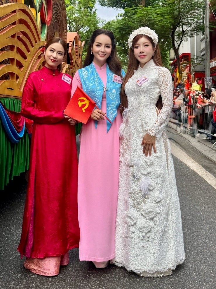 Sau buổi tập luyện, Mai Thu Huyền chia sẻ cô tự hào khi góp mặt trong đội hình "chiến sĩ văn hóa" mang sứ mệnh lan tỏa giá trị, bản sắc và niềm tự hào dân tộc. Trong ảnh là Hoàng Thùy Linh, Mai Thu Huyền và Trang Pháp (từ trái sang).