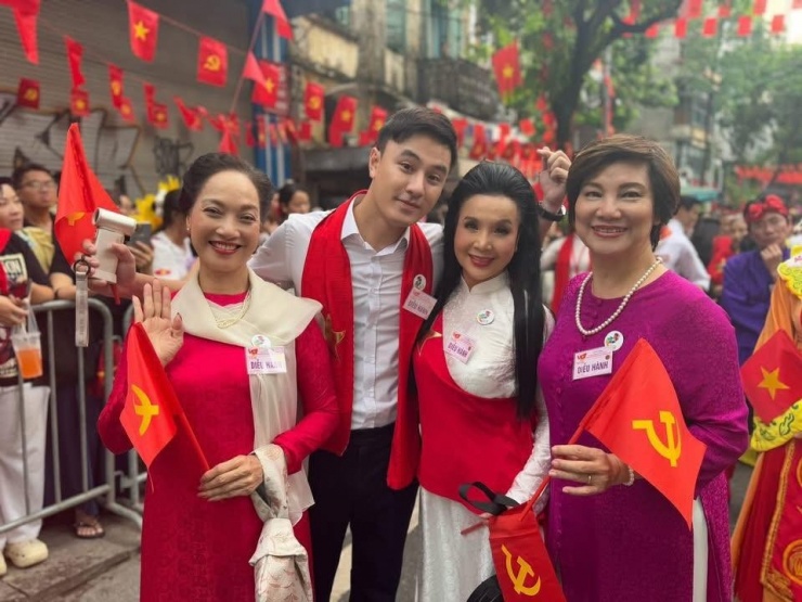 NSND Lê Khanh mặc áo dài đỏ, cùng các nghệ sĩ chụp ảnh, giao lưu cùng người dân.
