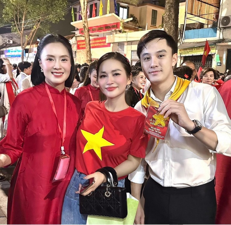 Hồng Diễm và đồng nghiệp có mặt từ 1h sáng để ráp đội hình, chuẩn bị cho buổi tổng duyệt.