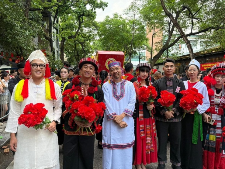 Diễn viên Đinh Tiến Dũng ("giáo sư" Cù Trọng Xoay, giữa) và các nghệ sĩ mặc trang phục đại diện các dân tộc ở buổi tổng duyệt.