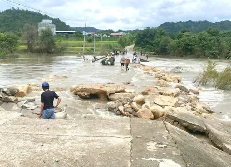 Mưa lớn khiến đoạn ngầm tràn qua thôn Mơ Năng 2 bị sạt lở 38 mét, nguy cơ gây cô lập hơn 300 hộ dân. Ảnh: CA.