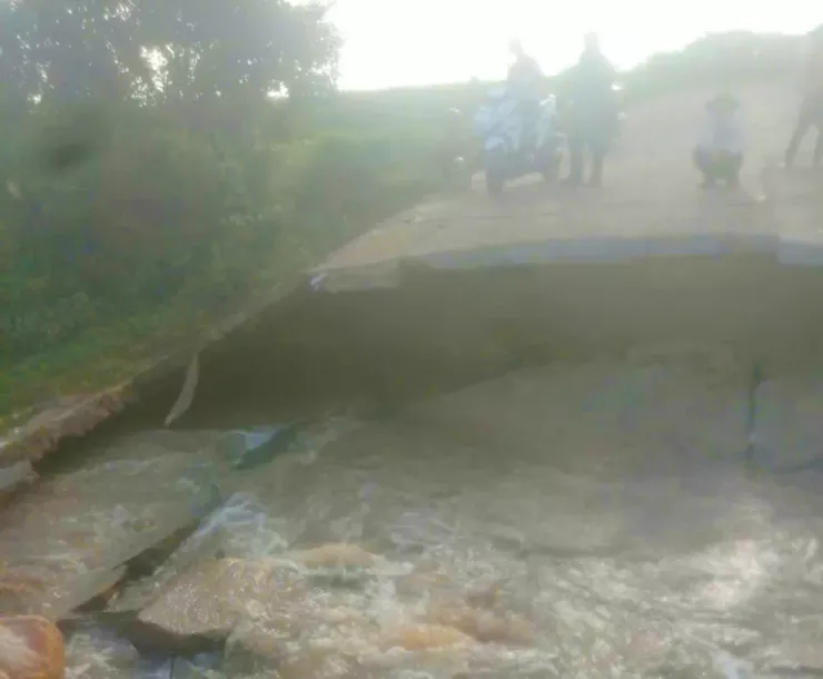 Phần mặt đường bê tông bị nước cuốn trôi.