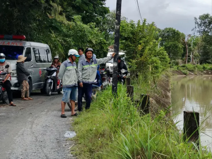 Người dân hiếu kỳ đến hiện trường nơi nạn nhân tử vong. Ảnh: CTV