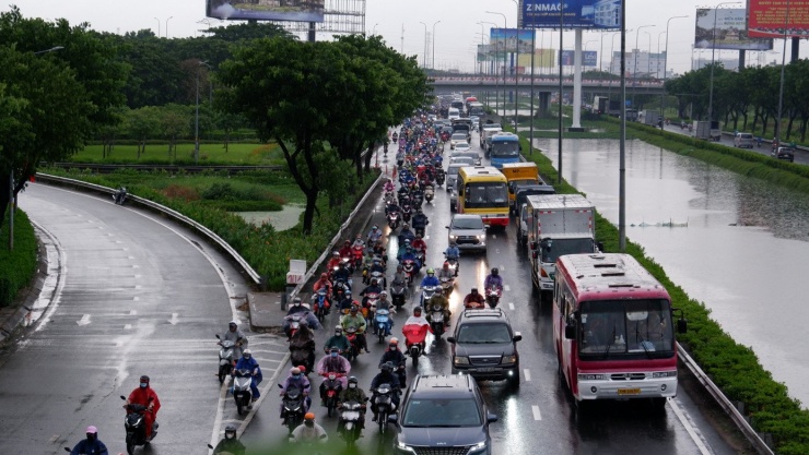 Theo ghi nhận, từ khoảng 17h20 ngày 30/8, lưu lượng phương tiện trên đường Lê Khả Phiêu (quốc lộ 1), hướng từ TPHCM đi các tỉnh miền Tây, tăng đột biến.