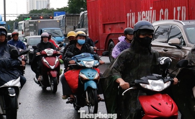 Người dân đội mưa rời TPHCM để về quê nghỉ lễ.