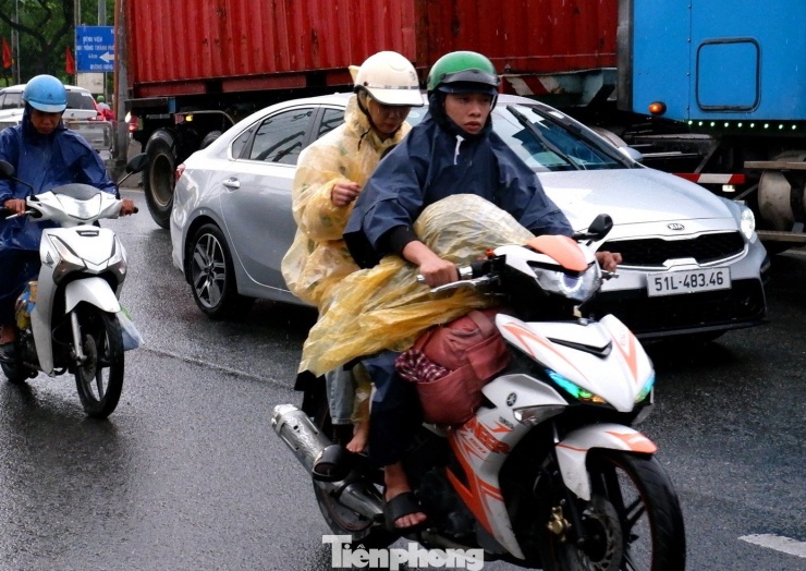 Người dân đội mưa rời TPHCM, cửa ngõ ùn ứ suốt chiều tối - 5