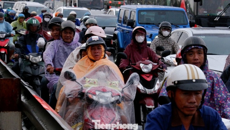 Càng về chiều tối, lưu lượng phương tiện lưu thông trên cửa ngõ phía Tây TPHCM càng đông đúc.