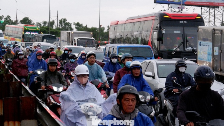 Người dân đội mưa rời TPHCM, cửa ngõ ùn ứ suốt chiều tối - 8