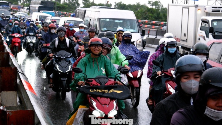 Phương tiện tấp nập qua cầu Bình Điền 1 (hướng từ TPHCM về các tỉnh miền Tây).