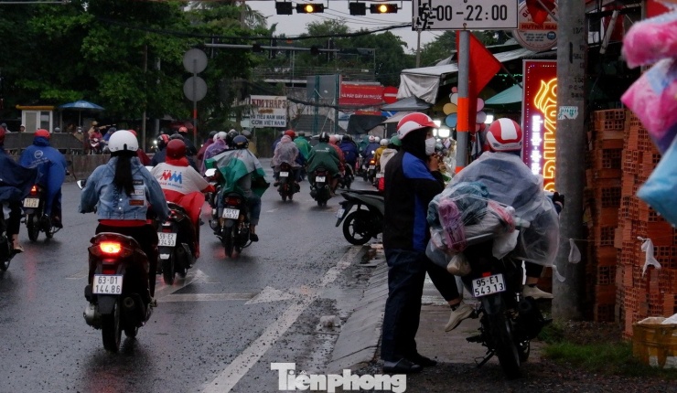 Người dân đội mưa rời TPHCM, cửa ngõ ùn ứ suốt chiều tối - 10