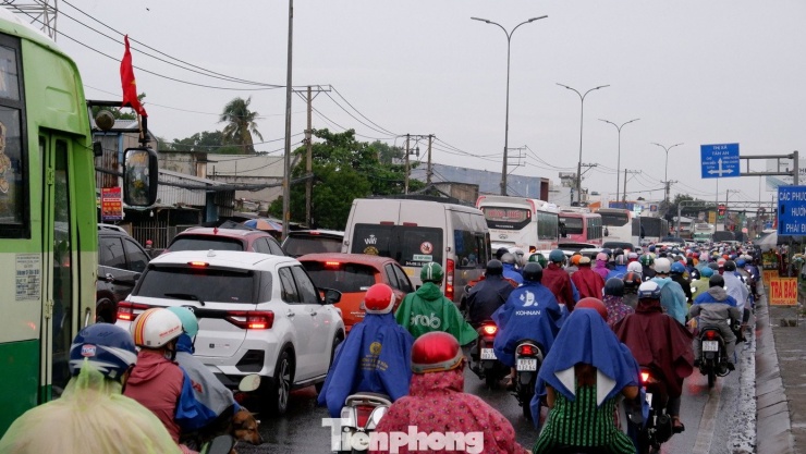Phương tiện xếp hàng dài di chuyển chậm từ cầu Bình Điền 1 đến nút giao quốc lộ 1 - Nguyễn Hữu Trí.