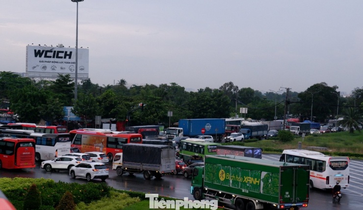 Nút giao Bình Thuận - nơi giao giữa đường Nguyễn Văn Linh, quốc lộ 1 và đường dẫn cao tốc TPHCM – Trung Lương – Mỹ Thuận đông đúc phương tiện.