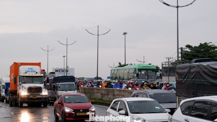 Người dân đội mưa rời TPHCM, cửa ngõ ùn ứ suốt chiều tối - 15