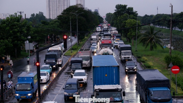 Đường Nguyễn Văn Linh (hướng từ quận 8 cũ đi cao tốc TPHCM - Trung Lương) ùn ứ kéo dài.