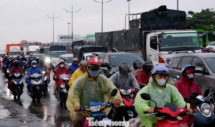 Đặc biệt, đoạn quốc lộ 1 (từ cầu vượt nút giao Bình Thuận đến đoạn giao với đường Bùi Thanh Khiết - đường Đoàn Nguyễn Tuấn) dài khoảng 2,4km thường xuyên xảy ra tình trạng ùn ứ, dòng xe nhích từng chút dưới mưa.