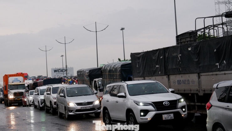 Người dân đội mưa rời TPHCM, cửa ngõ ùn ứ suốt chiều tối - 16