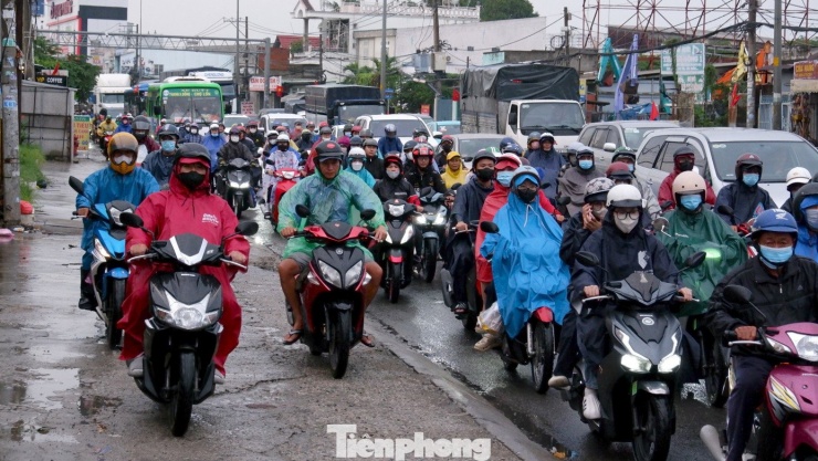 Anh Trần Minh Tùng (28 tuổi, quê Vĩnh Long) cho biết: “Tôi tranh thủ về sớm để tránh kẹt xe nhưng chiều nay mưa lớn quá, lại gặp dòng người đổ về quá đông nên bị chậm gần nửa tiếng. Dù vất vả nhưng vẫn vui vì được về quê nghỉ lễ cùng gia đình”.