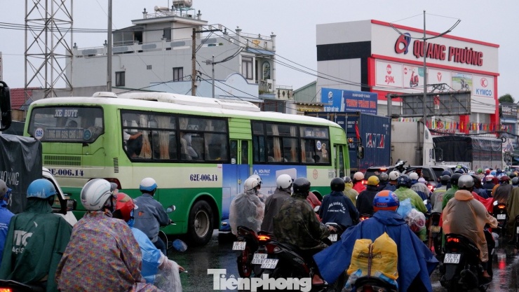 Nhiều người dân cho biết dù mệt mỏi kẹt xe, song ai cũng cố gắng rời thành phố sớm để về sum họp bên gia đình, tận hưởng kỳ nghỉ lễ kéo dài 4 ngày.