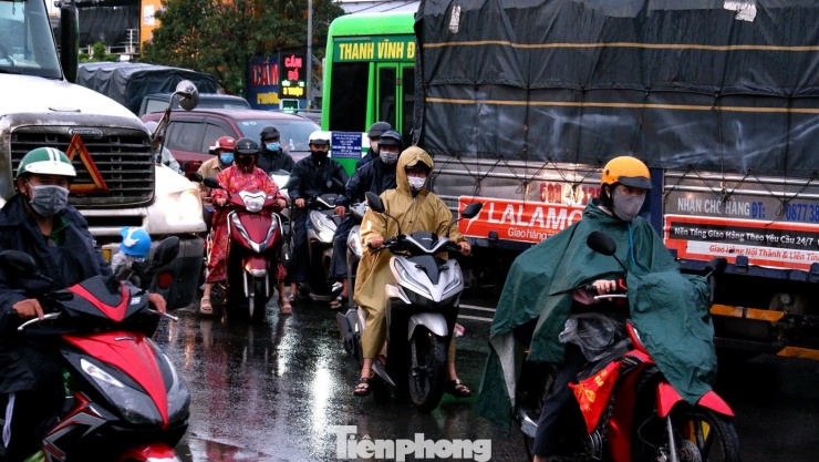 Anh Nguyễn Văn Hoàng (36 tuổi, quê Đồng Tháp) cũng cho biết “Năm nào dịp lễ cũng kẹt xe, nhưng hôm nay mưa lớn nên đi lại càng vất vả. Tôi tranh thủ về quê sớm để kịp ăn cơm tối với gia đình, nhưng ra đến đây thì chỉ biết kiên nhẫn nhích từng chút một”.