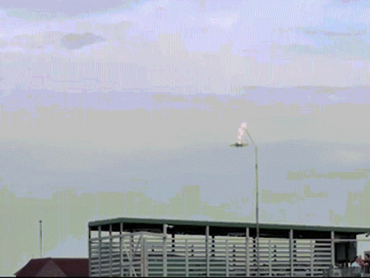 Mãn nhãn màn tiêm kích Su-30MK2 thả bẫy nhiệt rực sáng trên bầu trời Thủ đô