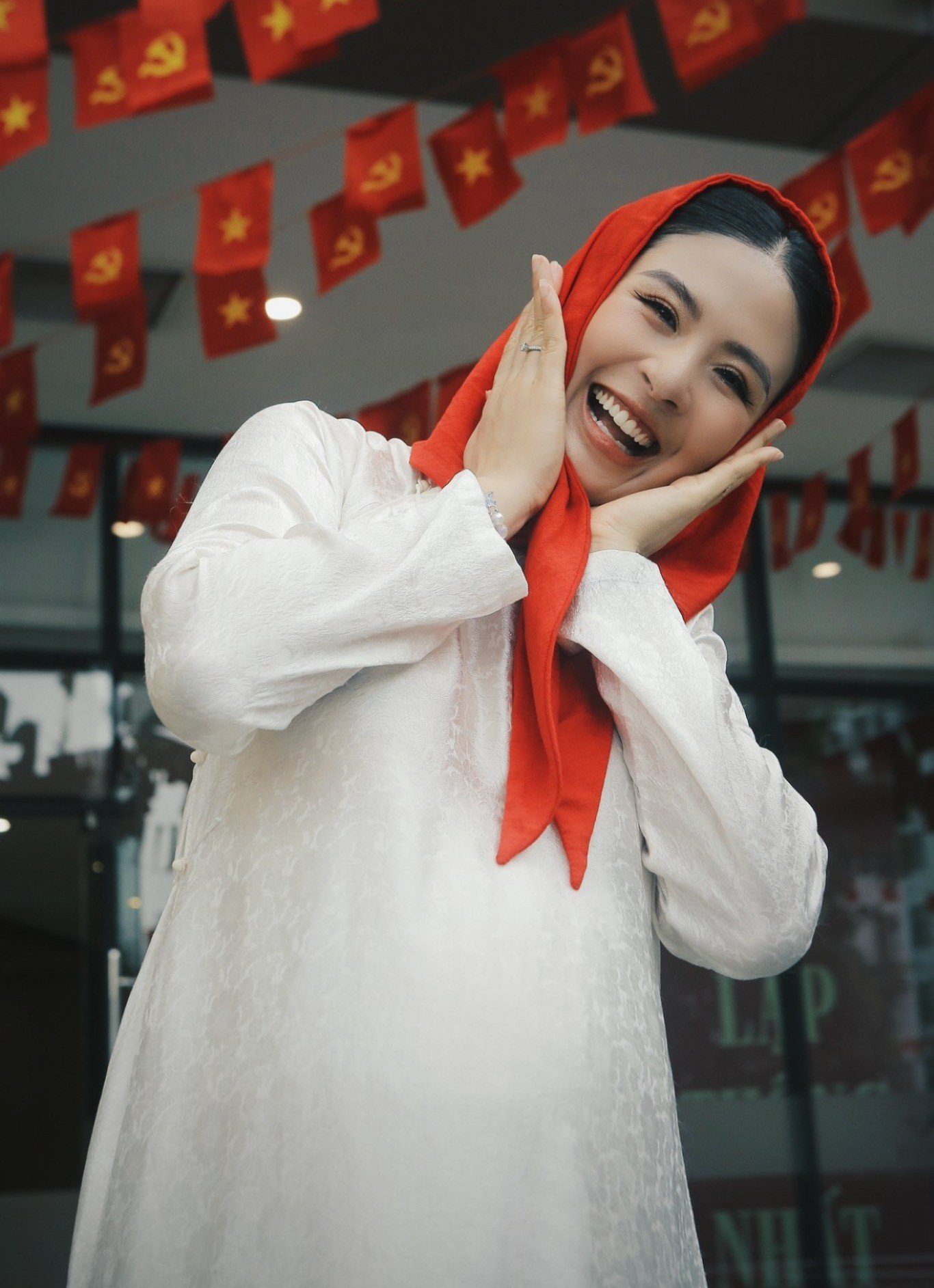Người đẹp Hồ Ngọc Phương Linh dẫn đầu Khối Trí thức tại A80 - 1