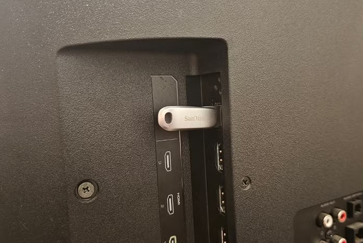 Cổng USB lạ có thể truyền phần mềm độc hại vào TV.