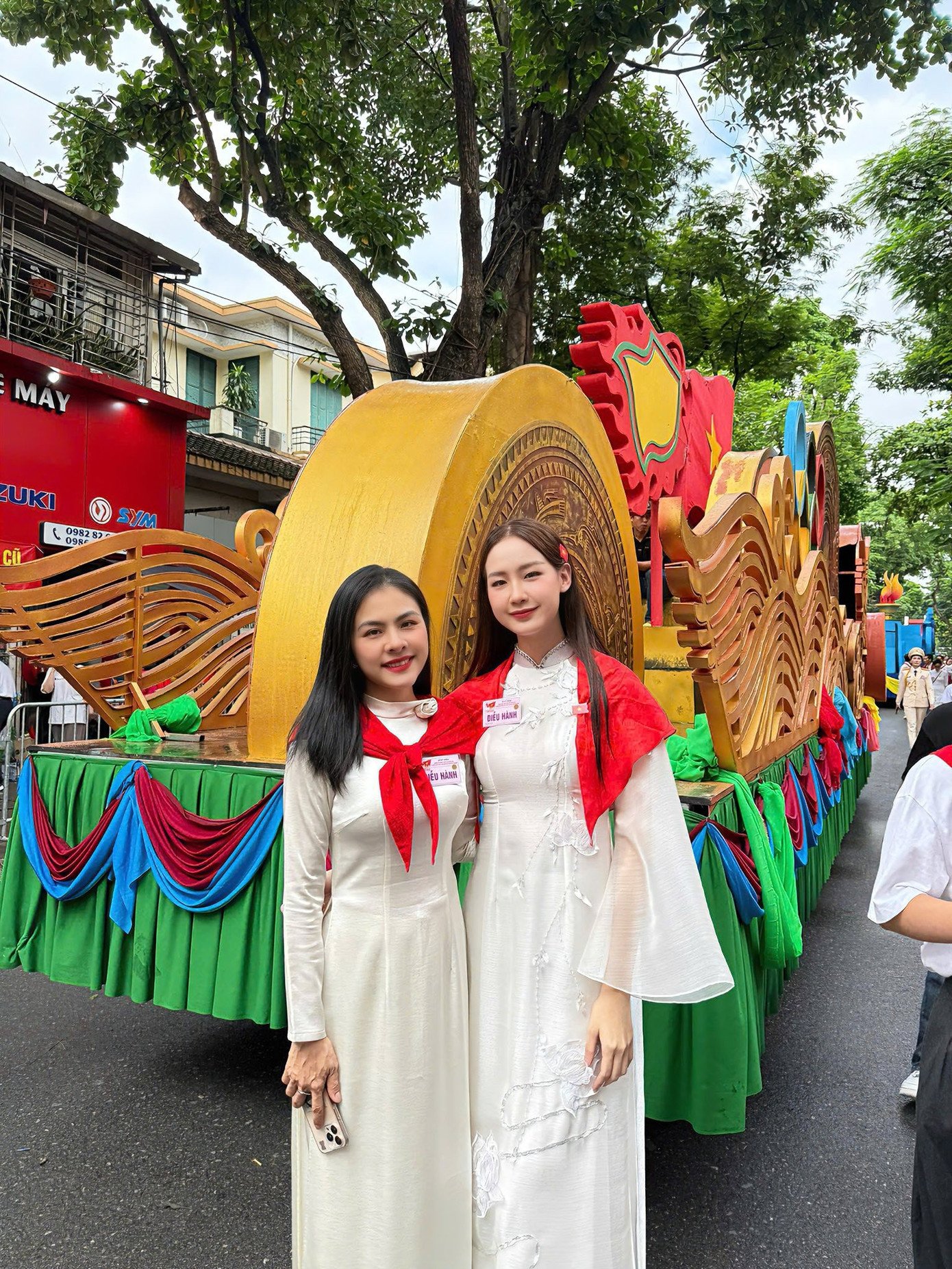 Hoa hậu Bảo Ngọc gặp diễn viên Vân Trang ở buổi tổng duyệt. "Không có mùa thu nào đẹp hơn mùa thu độc lập. Bảo Ngọc vinh dự và hạnh phúc khi được tham dự concert đặc biệt của quốc gia", cô chia sẻ.