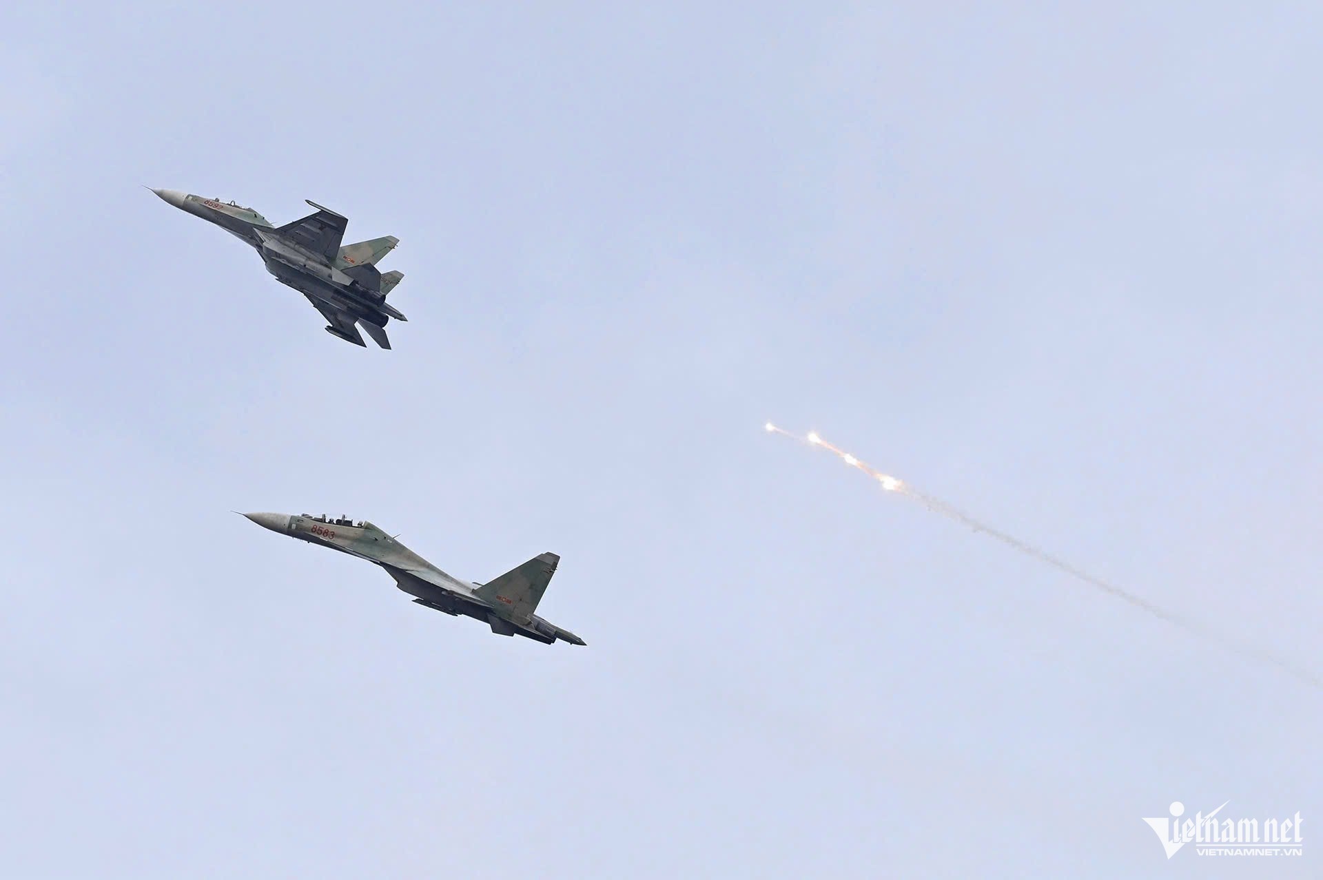 Tiêm kích SU30 đồng loạt thả bẫy nhiệt khi bay qua Quảng trường Ba Đình. Ảnh: Lê Trung