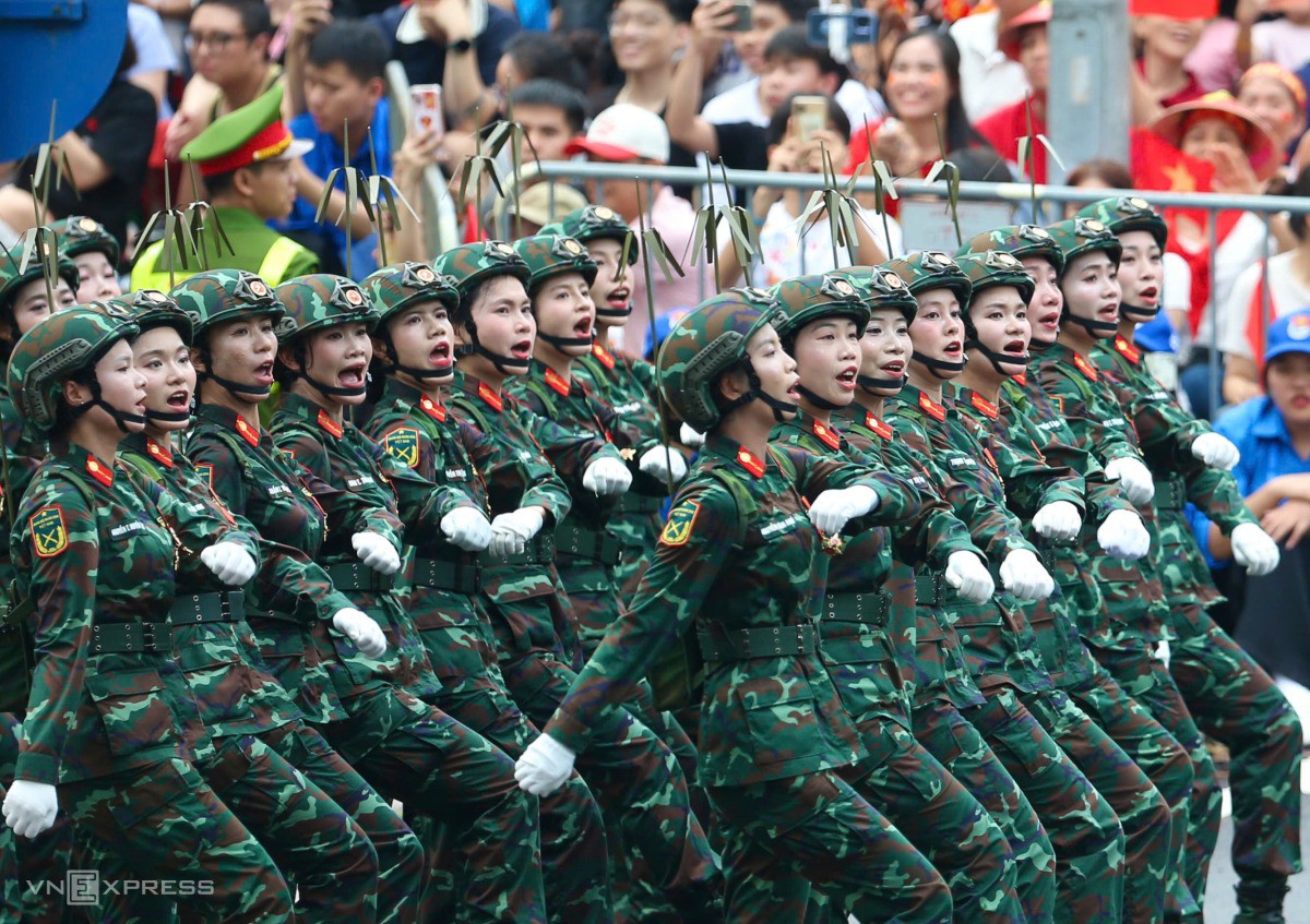 Khối nữ chiến sĩ thông tin. Ảnh: Hiếu Lương