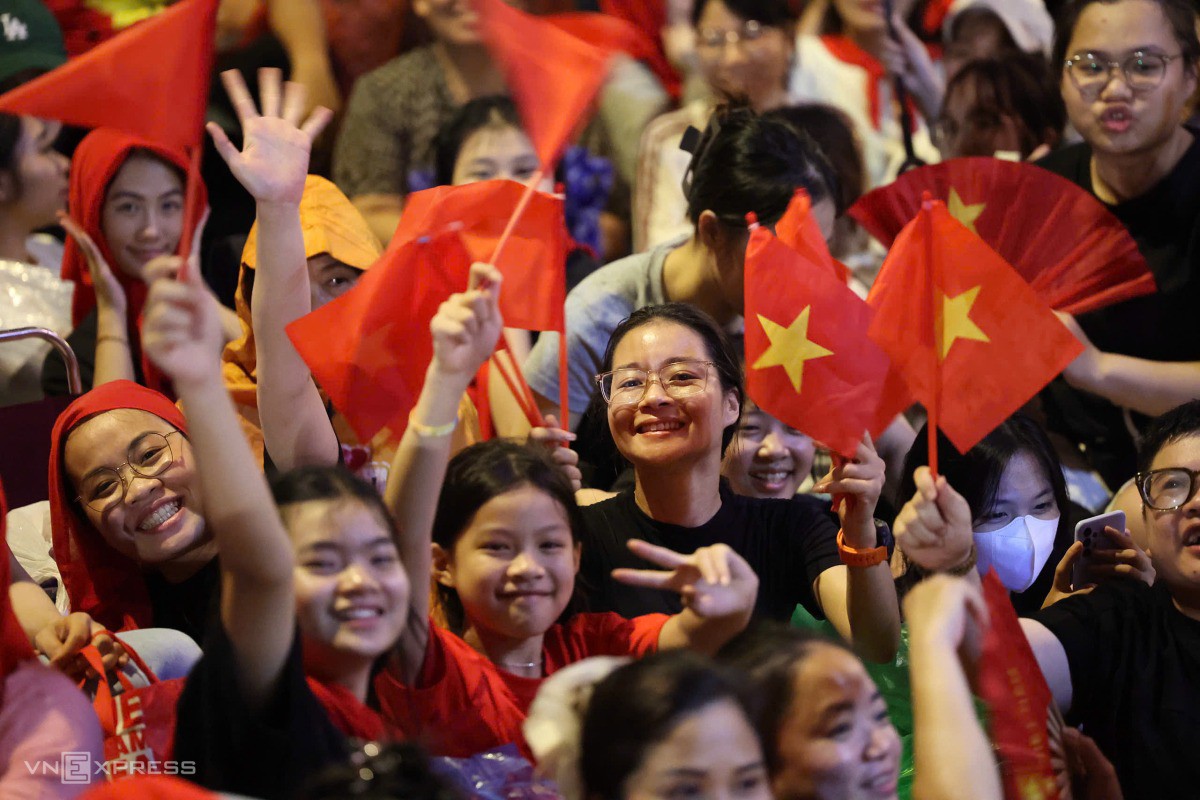 Cờ đỏ sao vàng nhuộm phố. Ảnh: Quỳnh Trần