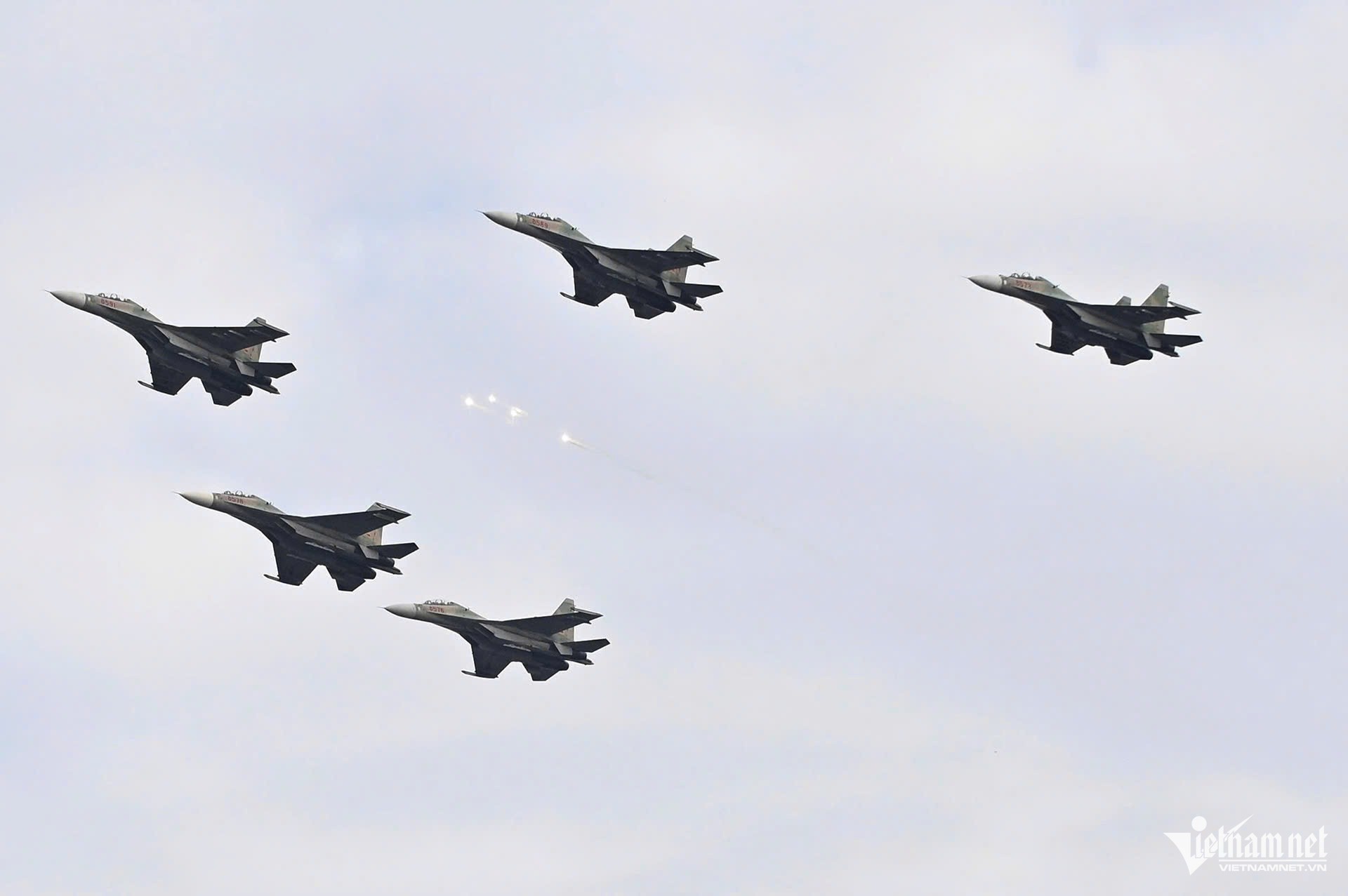 Đây là lần đầu tiên các tiêm kích này thả bẫy nhiệt để chuẩn bị cho kỷ niệm 2/9. Ảnh: Lê Trung