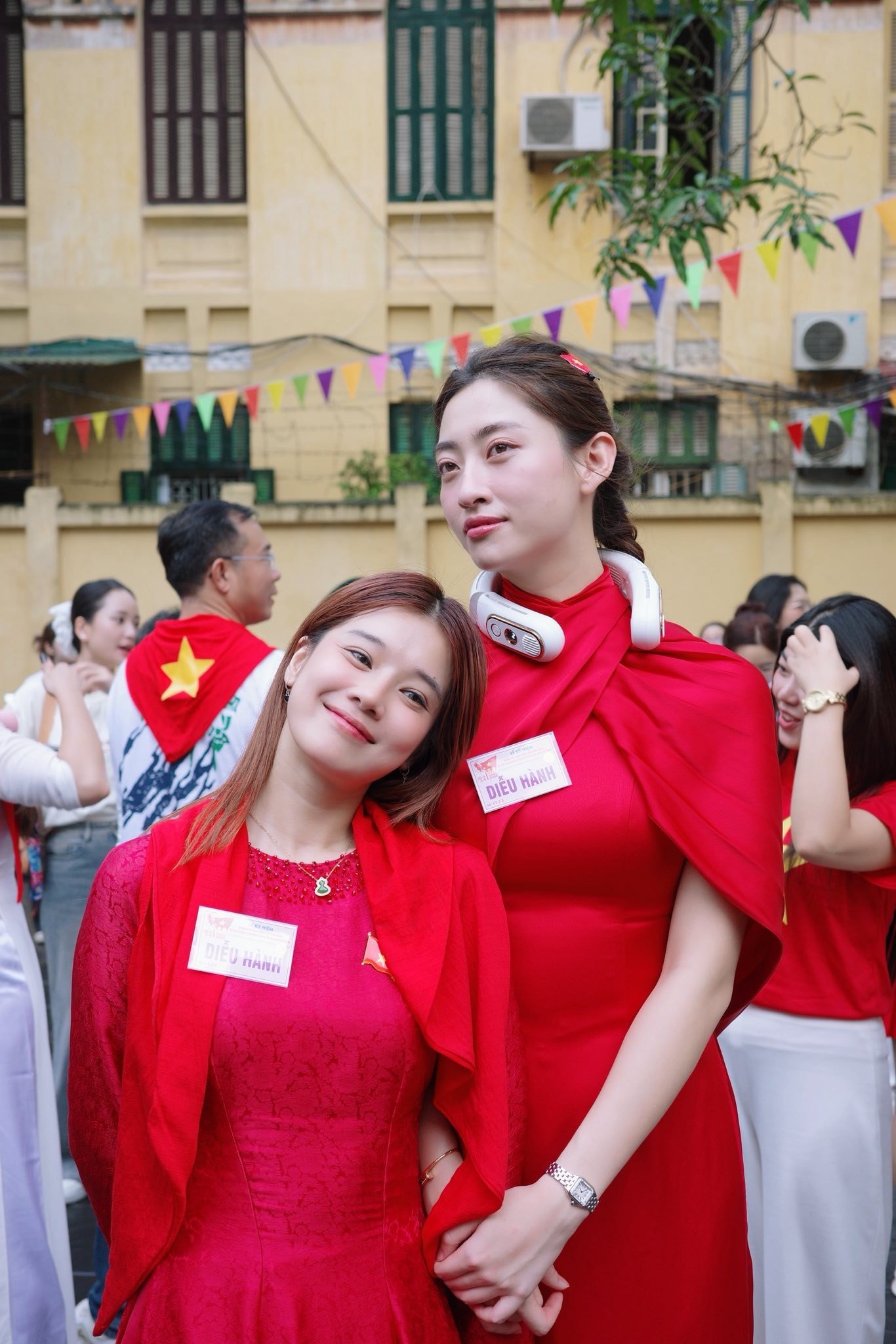Hoa hậu Lương Thùy Linh diện áo dài đỏ ở lễ tổng duyệt.