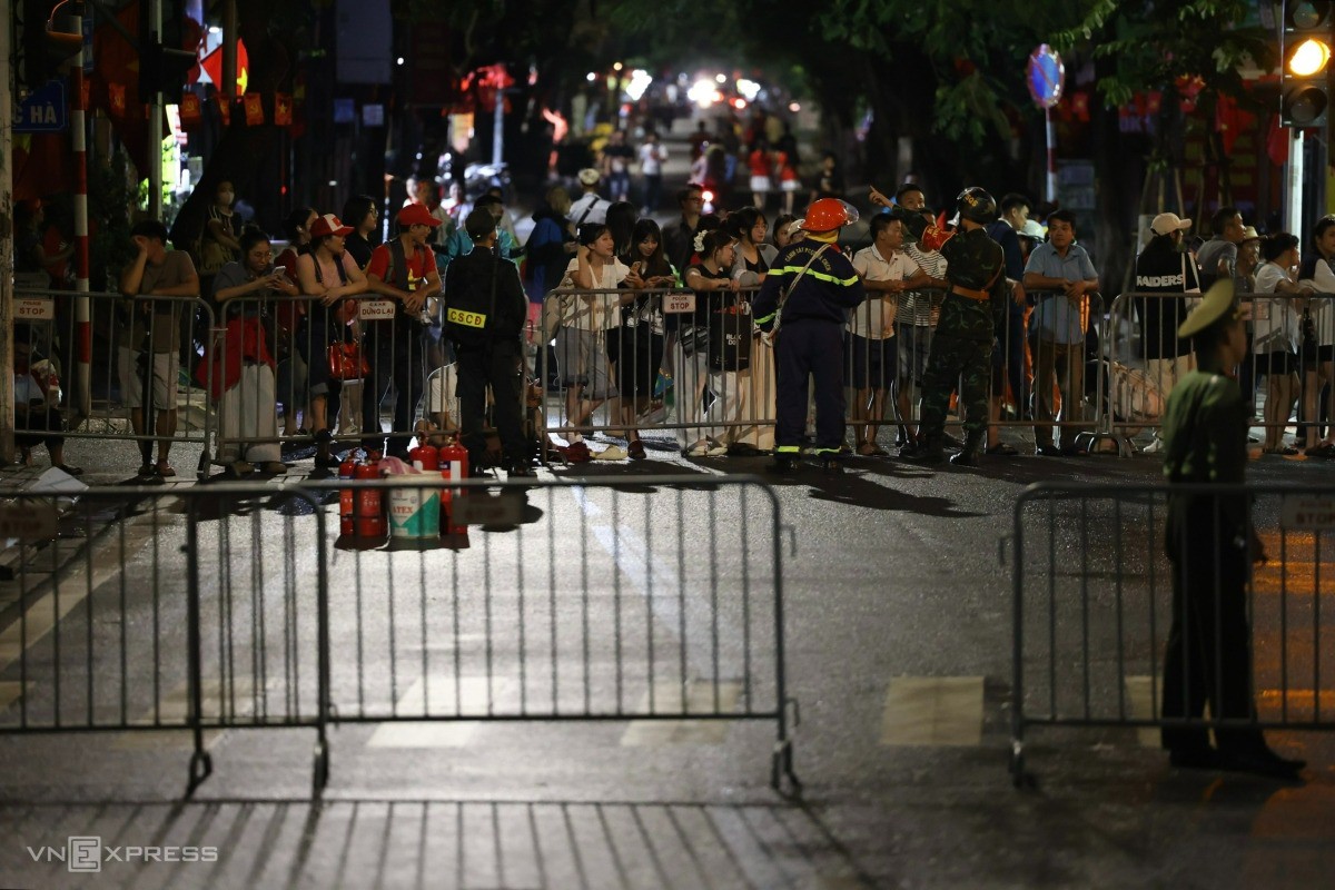Các tuyến đường quanh Quảng trường Ba Đình như Lê Hồng Phong, Hùng Vương, Trần Phú, công tác an ninh được thắt chặt, rào chắn nhiều lớp. Ảnh: Quỳnh Trần