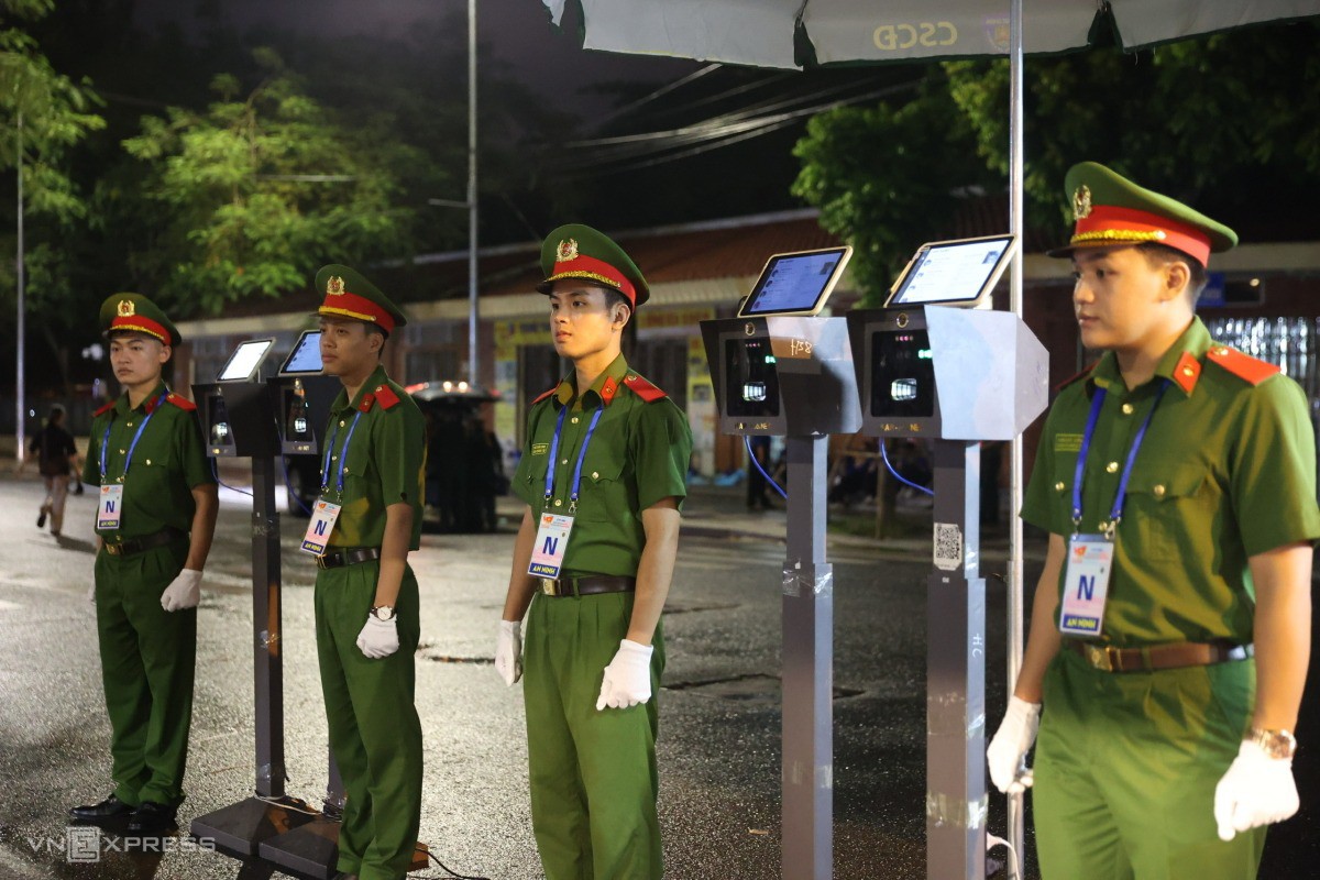 Công an làm nhiệm vụ kiểm tra thông tin khách mời.