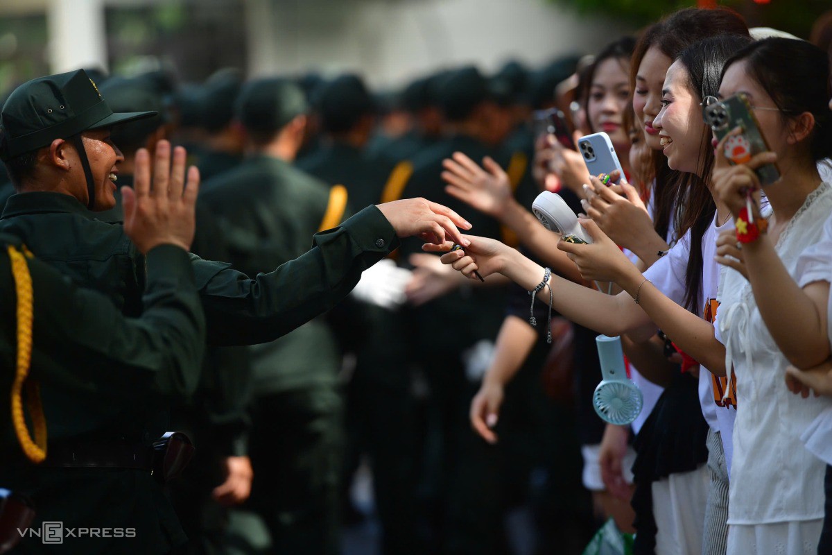 Người dân đổ ra hai bên đường Ngọc Hà giao lưu với các chiến sĩ cảnh sát. Nhiều cô gái dành tặng những phần quà cho các chiến sĩ. Ảnh: Thanh Tùng