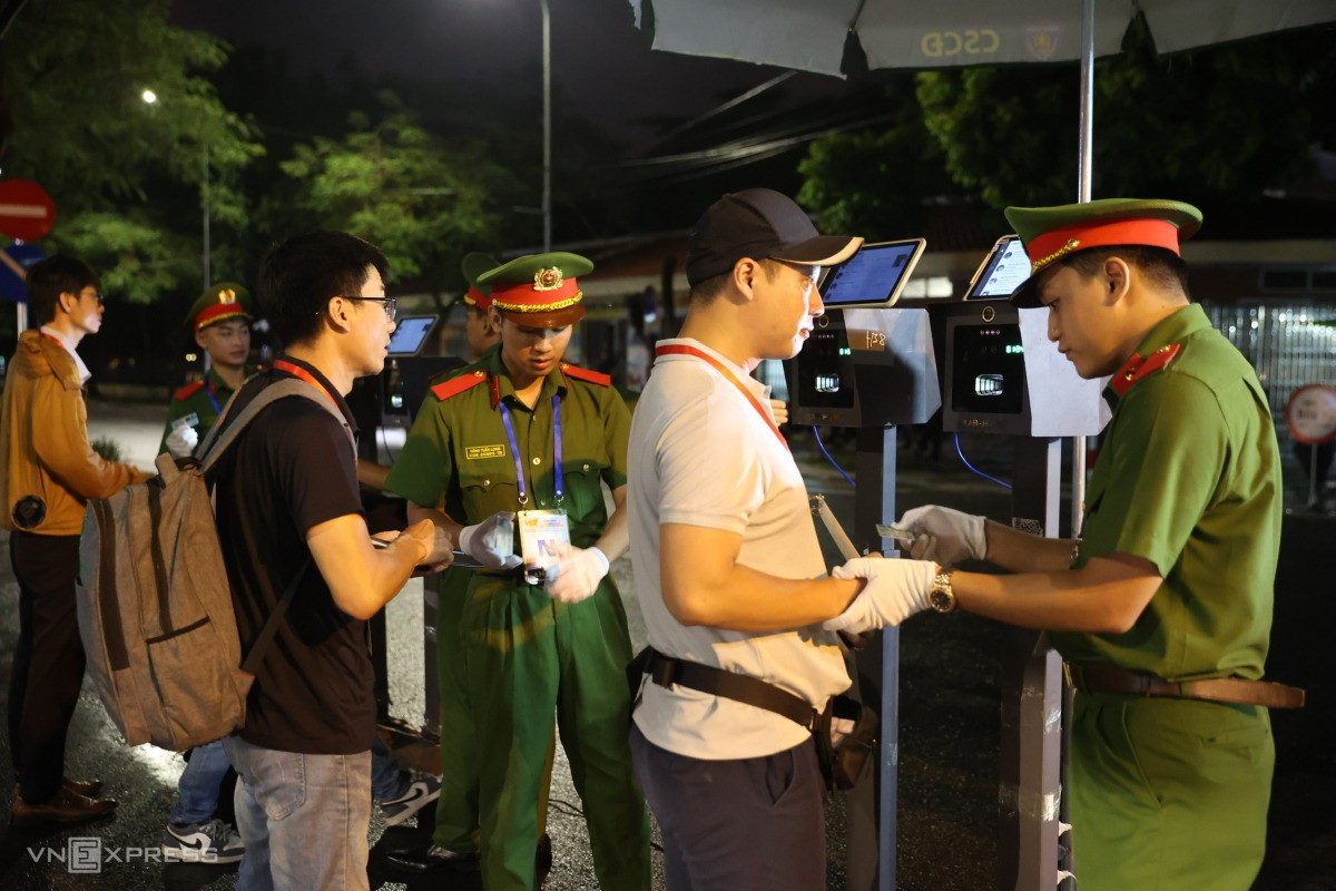 Kiểm tra thông tin cá nhân trước khi vào Quảng trường. Ảnh: Quỳnh Trần