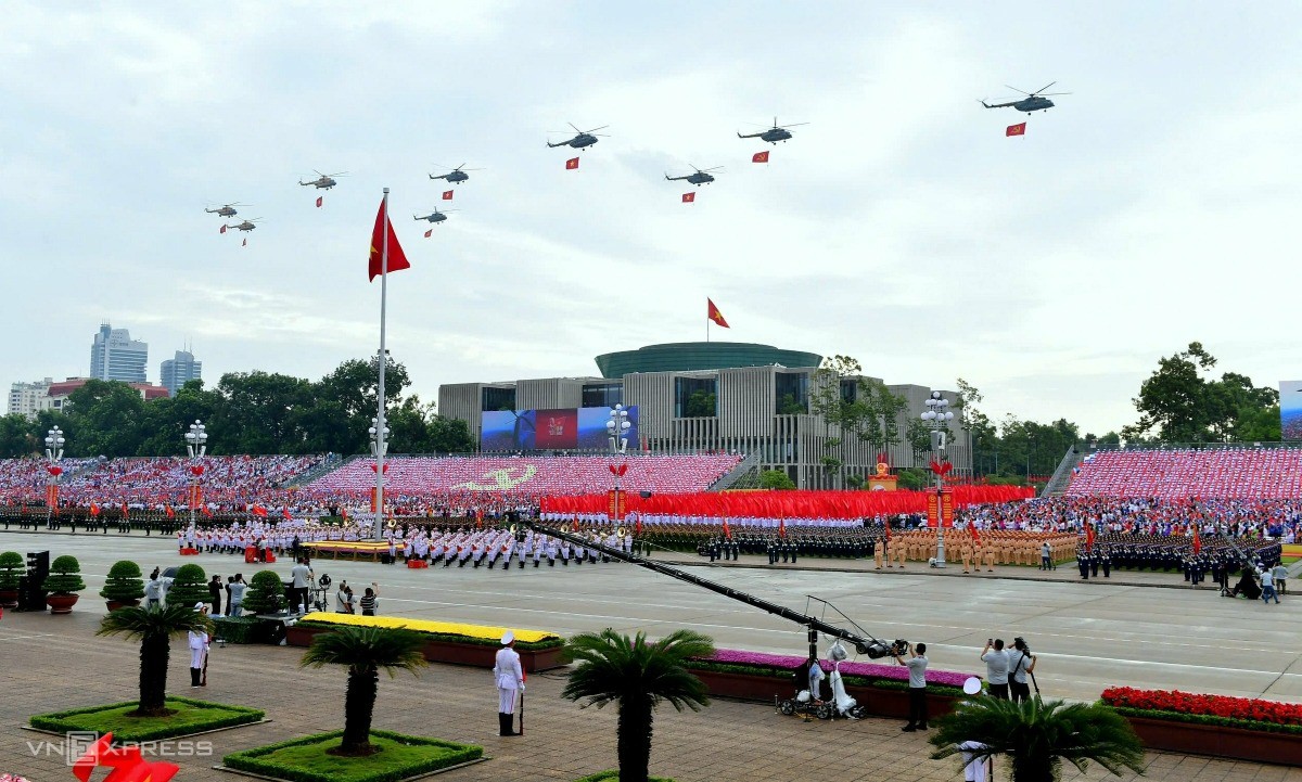 Biên đội Mi-171, Mi-17, Mi-8 bay qua Quảng trường Ba Đình. Ảnh: Thanh Tùng