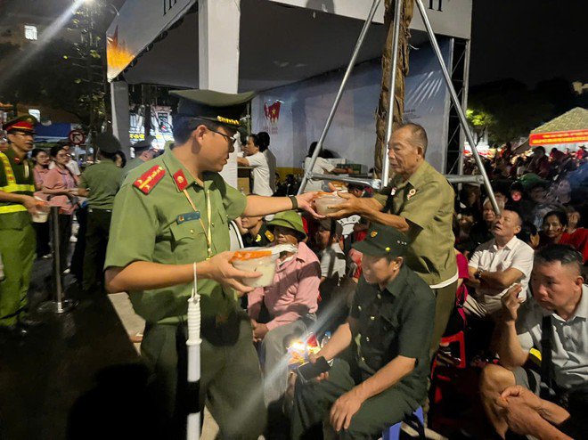 Cán bộ chiến sỹ Công an phường Ô Chợ Dừa gửi tặng các suất ăn đến các bác, cô chú cựu chiến binh