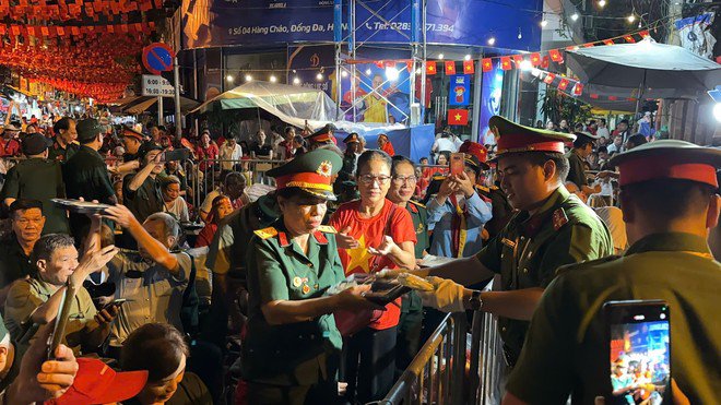 Hàng trăm suất ăn được gửi tặng người có công