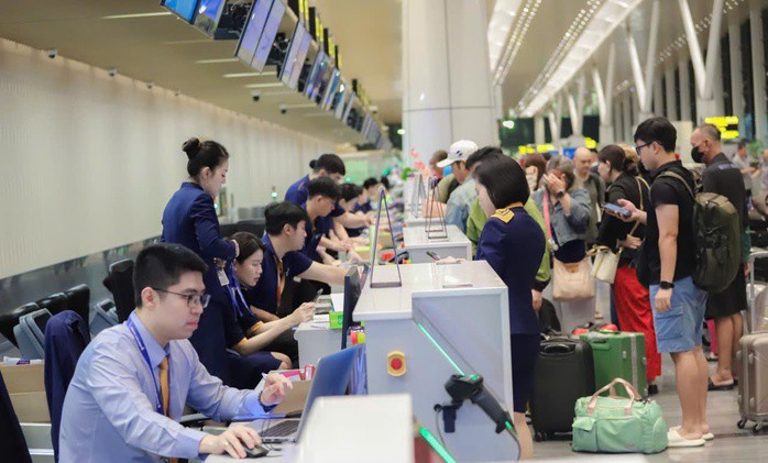 Hành khách làm thủ tục tại nhà ga T3 sân bay Tân Sơn Nhất