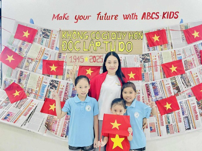 Chị Phạm Nguyên và các con cháu chụp ảnh kỷ niệm dịp lễ Quốc Khánh. Ảnh nhân vật cung cấp