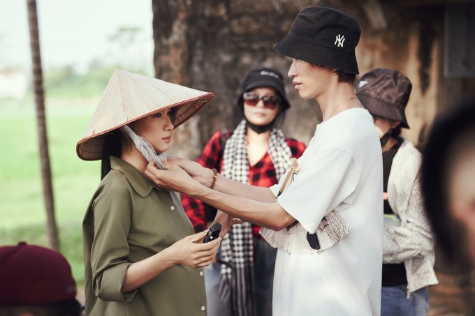 Stylist Khúc Mạnh Quân chuẩn bị trang phục cho Hòa Minzy trên trường quay. Ảnh: Nhân vật cung cấp