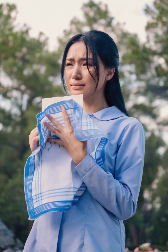 Áo xanh hòa bình và khăn mùi xoa thêu đôi chim là hình ảnh quen thuộc, gắn liền với phụ nữ Việt thời kháng chiến và bao cấp. Ảnh: Nhân vật cung cấp