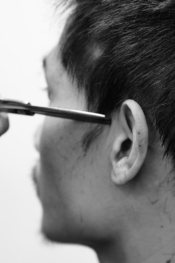 Phương Nam đã phải cắt đi bộ tóc đẹp để vào vai Tạ trong "Mưa đỏ". Ảnh: FBNV